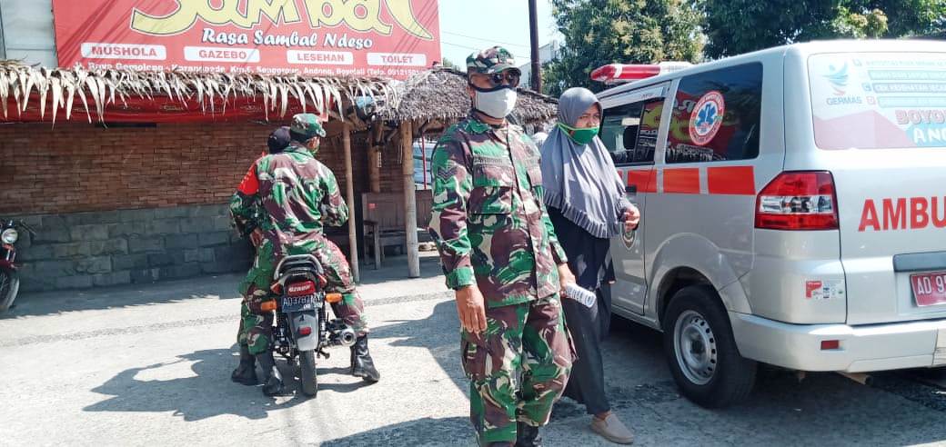 Anggota Koramil 15/Andong Kodim 0724/Boyolali beserta Gugus Tugas Pasang Pamflet Di Tempat Rawan