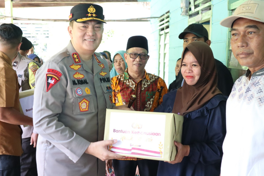 Kapolres Dampingi Kapolda Riau Salurkan Bantuan bagi Warga Terdampak Ledakan di Pertamina Dumai