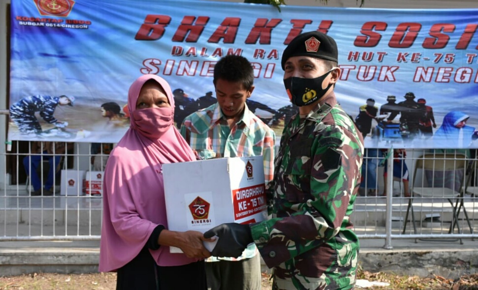 Masyarakat Cirebon Tidak Ketinggalan Terima Baksos HUT ke-75 TNI