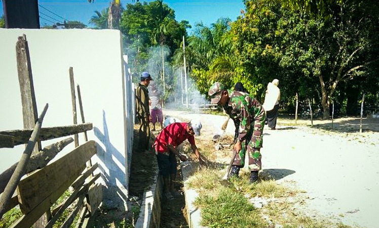 Jelang HUT RI Ke-75, Babinsa Ramil 03/Rts Giatkan Gotong Royong