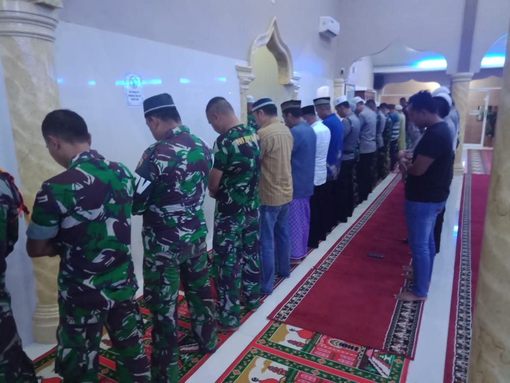 Polsek Helvetia Sholat Subuh Berjamaah di Mesjid At Taqwa Yon Zipur 1/DD