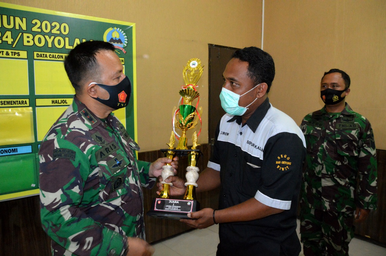 Dandim Serahkan Hadiah Lomba Fotografi