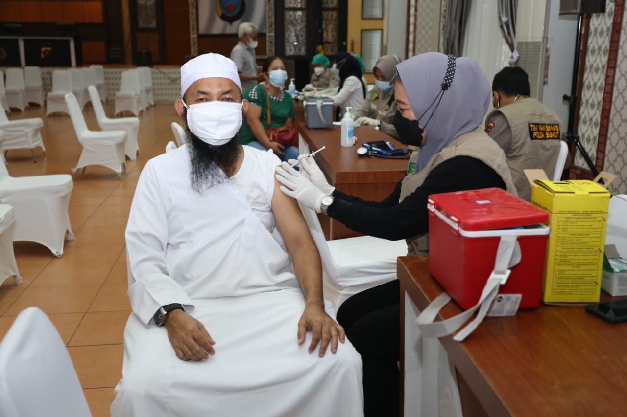 Polda Sumut Suntik Vaksin kepada 300 Tokoh Lintas Agama 