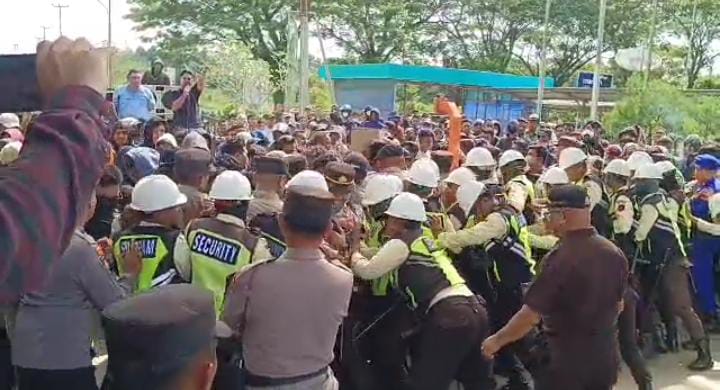 Aksi Demo di PT Wilmar semakin Meronta , Aliansi Pengusaha dan Masyarakat Kota Dumai Sampaikan 10 Tuntutan