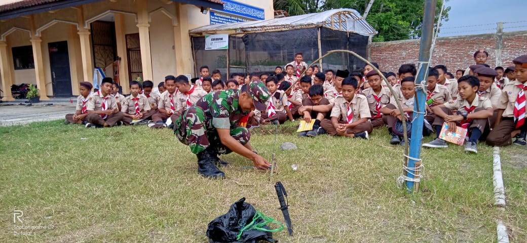 Latih Pramuka MTs Nururrohmah Survival dan Bertahan di Hutan