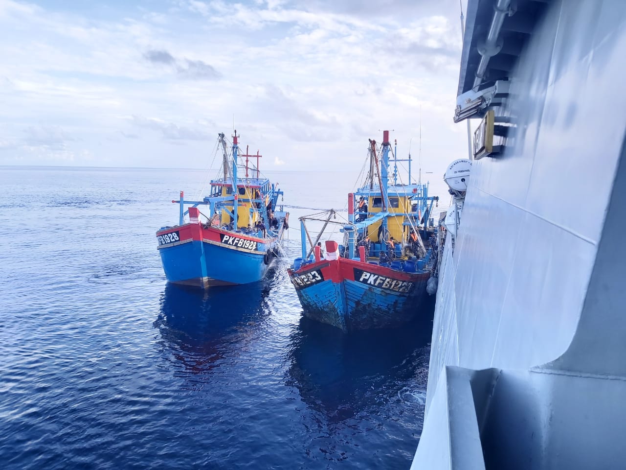 Satrol TNI AL Tangkap Tiga Kapal Asing Mencuri Ikan Di Perairan Selat Malaka