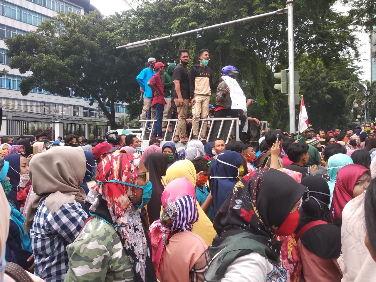 Ribuan Warga Medan Utara Gelar Aksi, Tolak Rencana Kenaikan Kelas Jalan Dan Industri