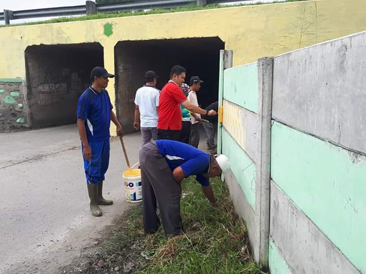 Masyarakat Bersama Aparatur Kelurahan Gotong Royong Percantik Terowongan