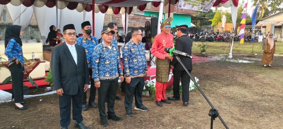 Khidmat, Upacara Penurunan Bendera di Hamparan Perak Diwarnai Pemberian Penghargaan untuk Paskibra