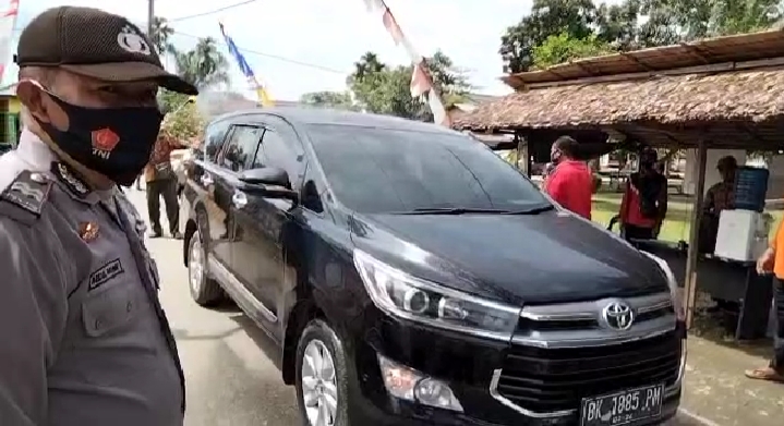 Kapolsek Gebang Periksa Suhu Tubuh, Semprot Sanitizer dan Bagikan Masker kepada Pengendara