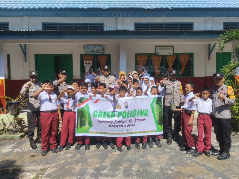 Polsek Bukit Kapur Giat  Program Green Policing SDN 02 Mengajak Siswa Menanam Pohon