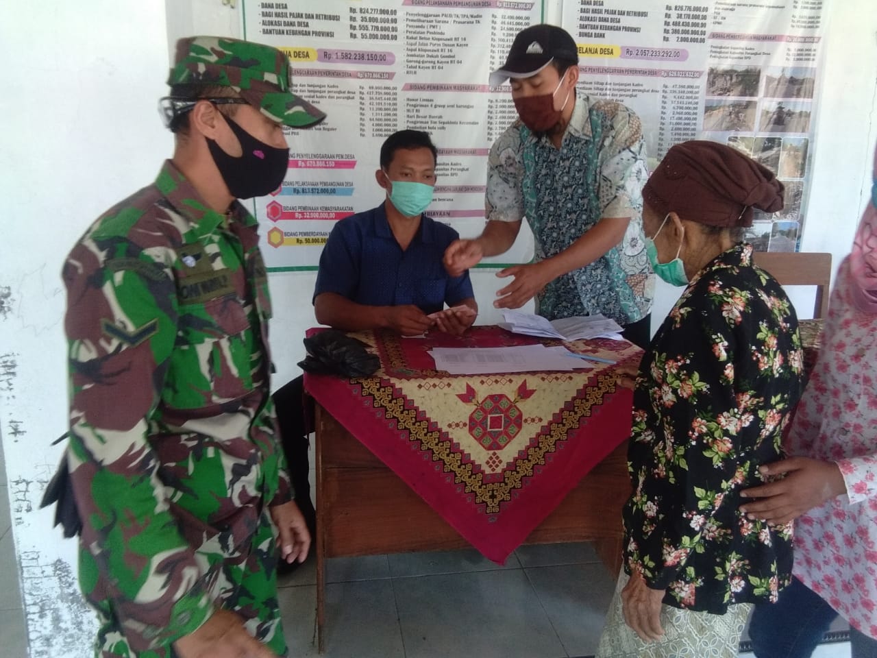 Warga Lanjut Usia Perlu Didampingi Saat Ambil Dana BLT
