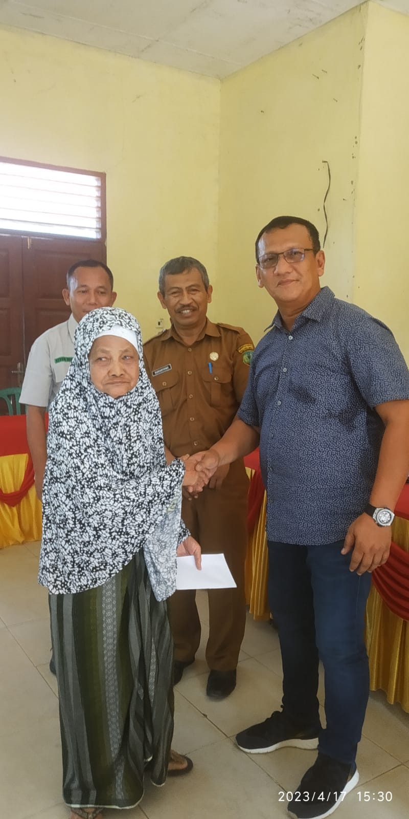 Keluarga Besar Alm.DR. (HC). Maslin Batu Bara Owner Salurkan Zakat Mal Bagi Kaum Dhuafa di Paluta