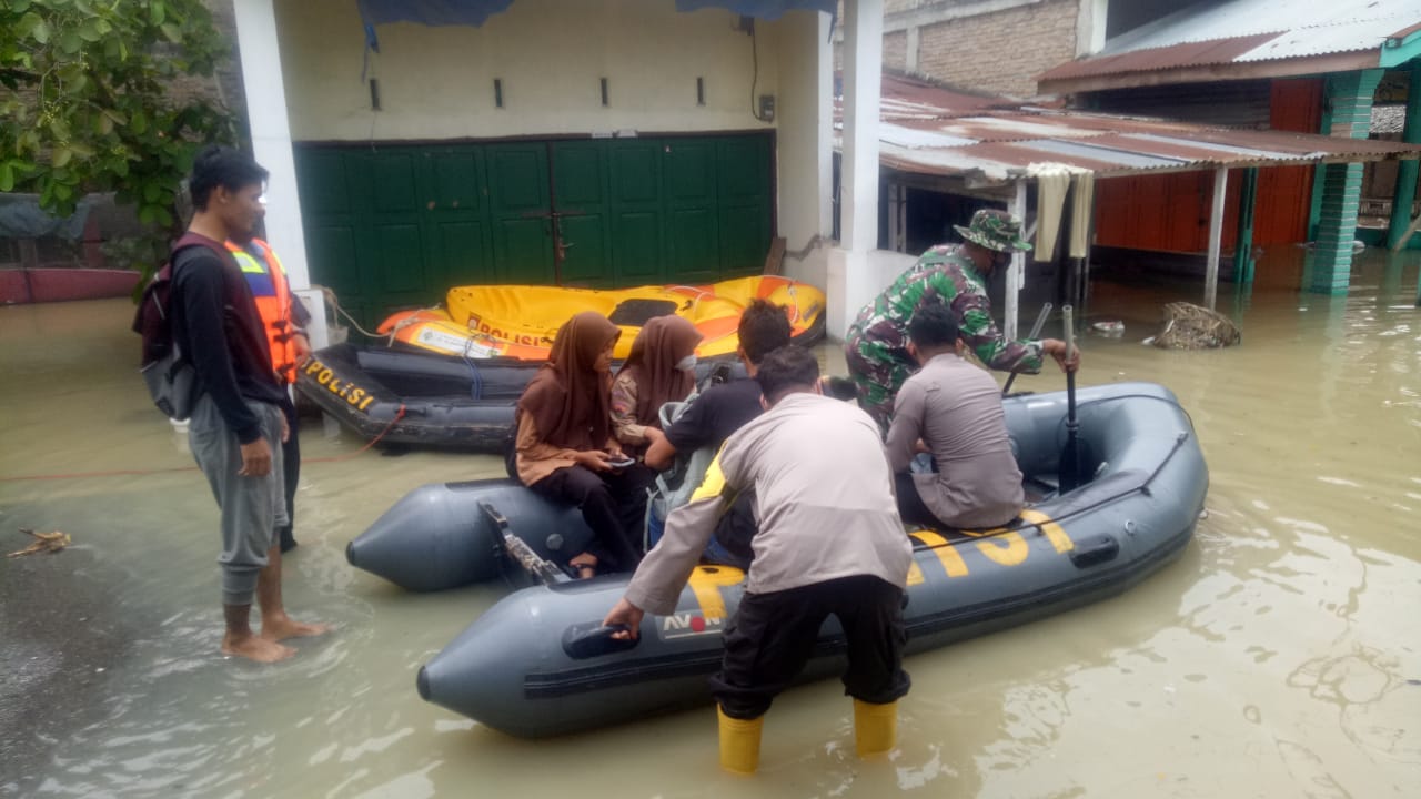 Polsek Firdaus Monitoring dan Evakuasi Warga Terdampak Banjir