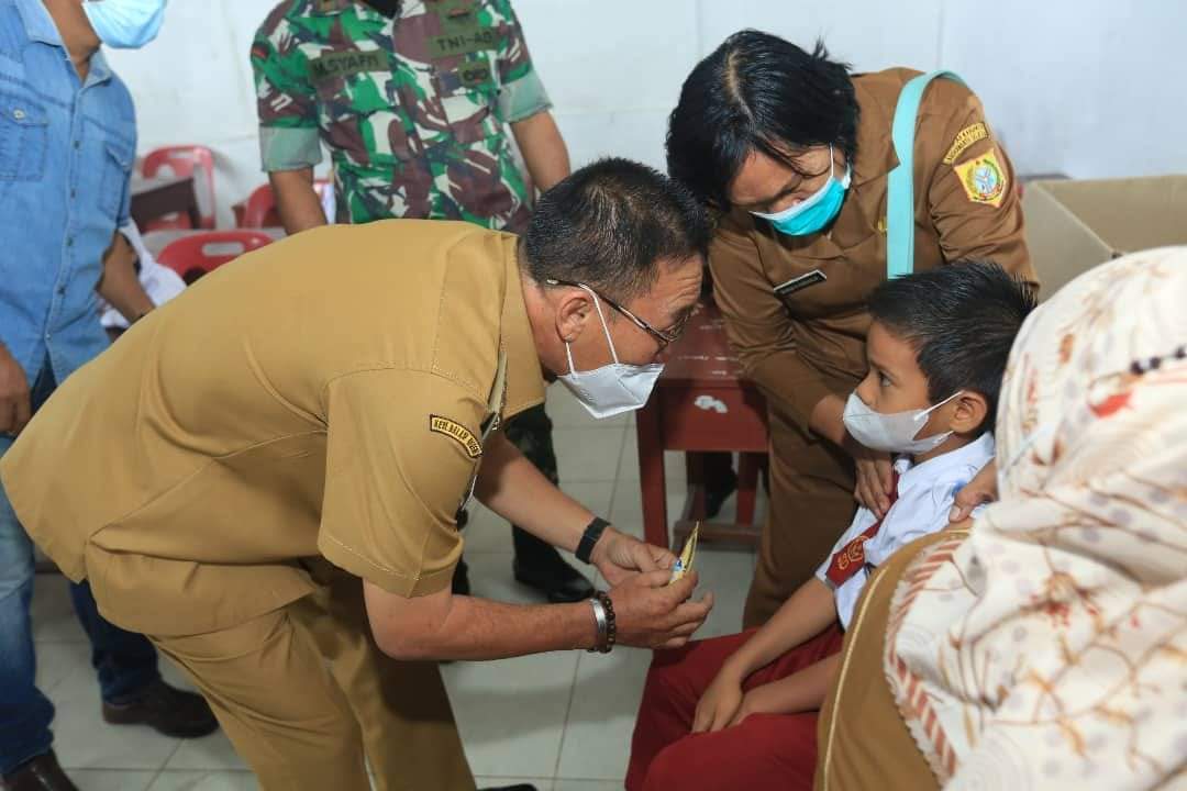 Bupati Labusel tinjau pelaksanaan Vaksinasi anak-anak usia 6-11 tahun.