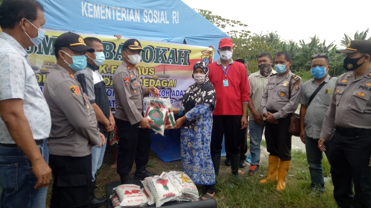 Gelar Baksos Jumat Barokah Kapolres Serdang Bedagai Bagikan Paket Sembako Korban Banjir