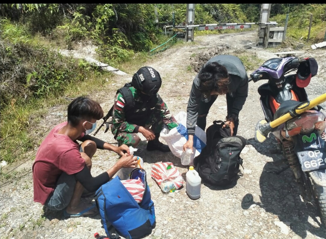 Cegah Barang Ilegal Di Perbatasan Satgas Pamtas RI-MLY Yonif Raider 200/Bhakti Negara Laksanakan Swe
