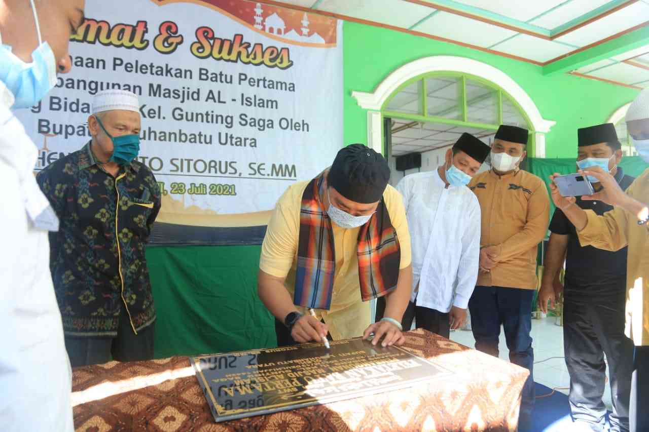 Bupati Labura Hendriyanto Sitorus SE.MM peletakan batu pertama pembangunan Masjid Al Islam  Panjang 