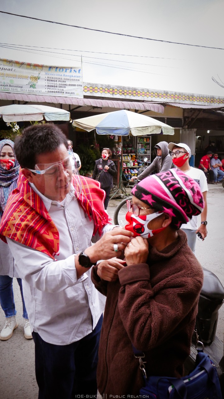 Cabub Karo Iwan Depari Bagikan 5000 Masker di Pasar Berastagi
