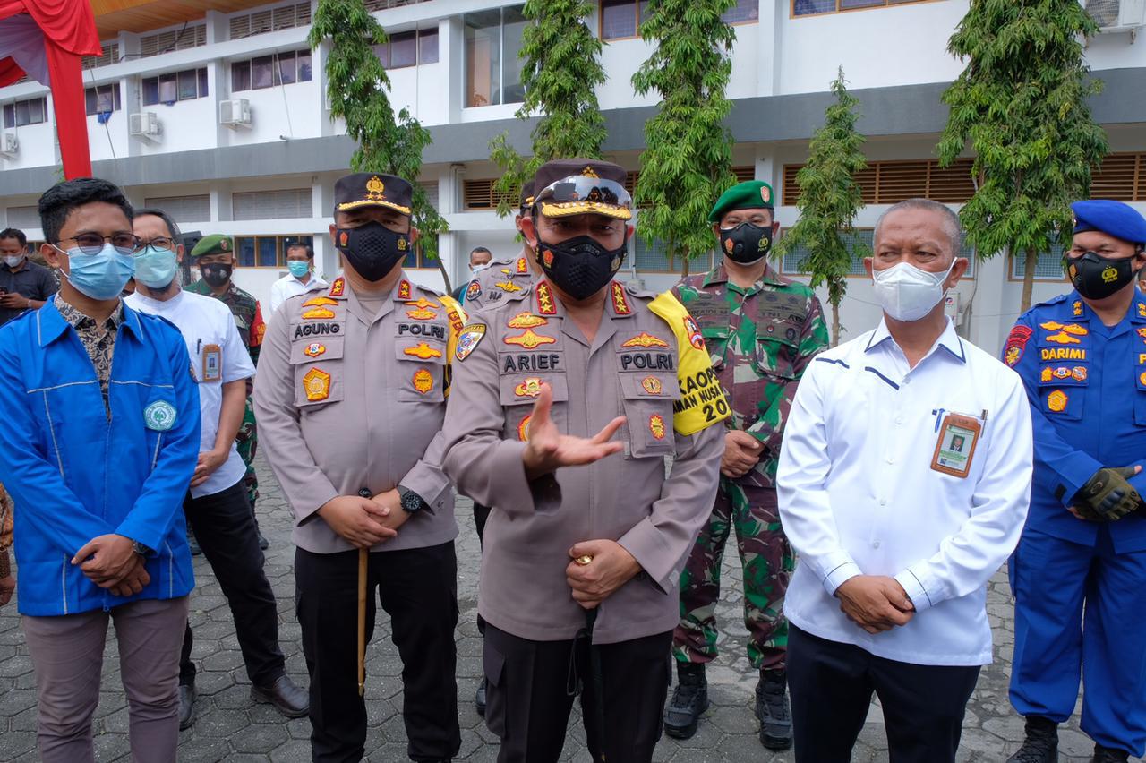 Kabaharkam Polri Tinjau Pelaksanaan Vaksinasi dan Berikan Bansos di Kampus UIR