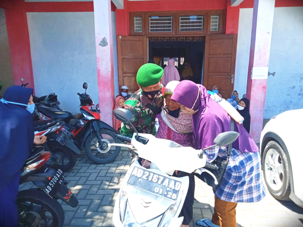 Babinsa Bantu Kesulitan Warga Saat Pengambilan BST