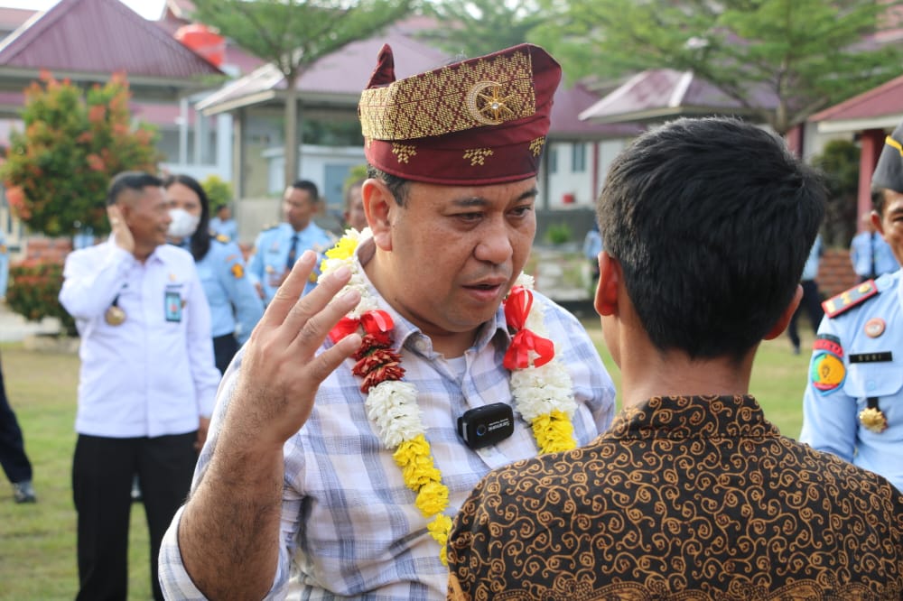 STAFSUS MENKUMHAM AJAK PELAKU UMKM DI SIAK SEMAKIN POPULERKAN PRODUKNYA MELALUI ONLINE