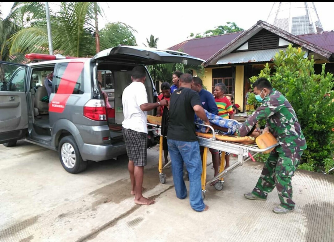 Satgas Yonif MR 413 Kostrad Bantu Evakuasi Warga Perbatasan RI-PNG