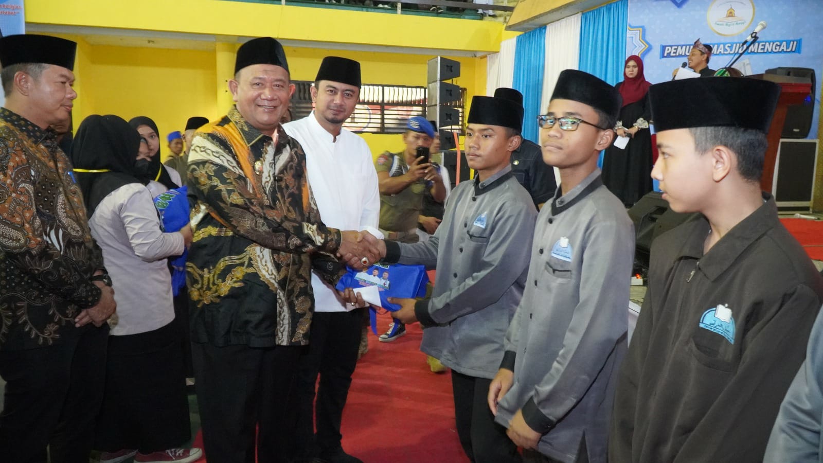 Hadiri Mesjid Mengaji, Syah Afandin Sumbangkan 100 Al Quran untuk Para Hafizh