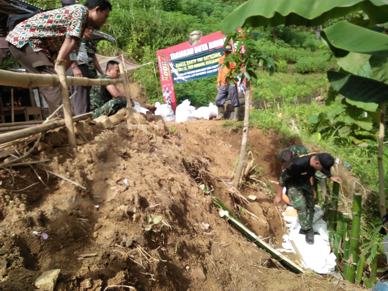Perbaiki Ruas Jalan, Babinsa Karanggayam Ajak Masyarakat Karya Bakti
