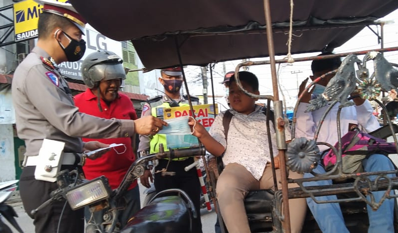Satlantas Polres Tanjungbalai Bagikan Masker Gratis Kepada Pengguna Jalan