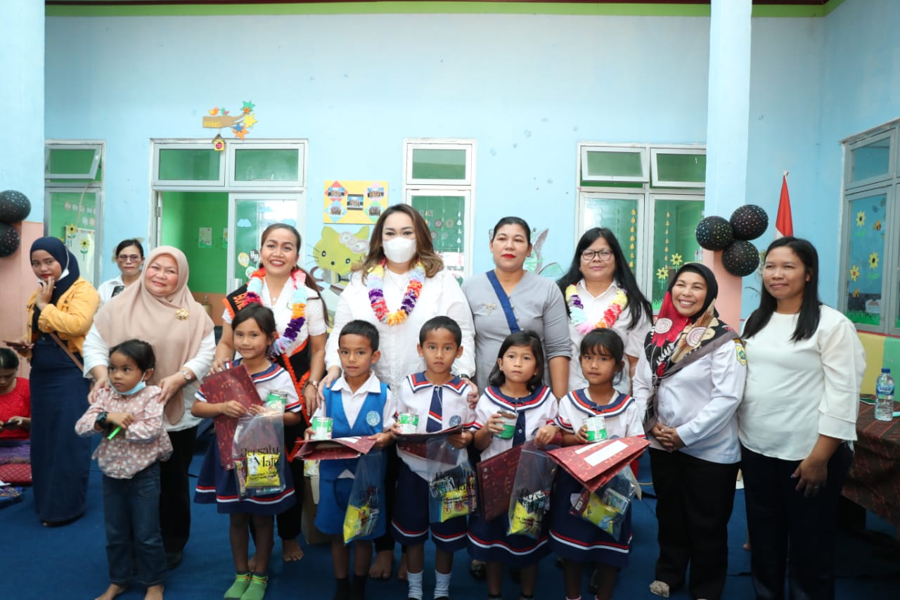 HADIRI WISUDA TK KUSUMA SIEMPAT RUBE KETUA TP PKK AJAK ORANG TUA SAYANGI ANAK