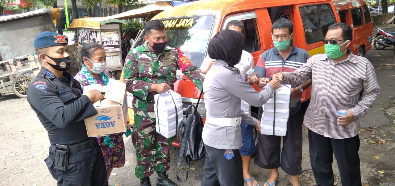 Menyentuh Masyarakat, TNI- Polri Bagikan Nasi Kotak Gratis