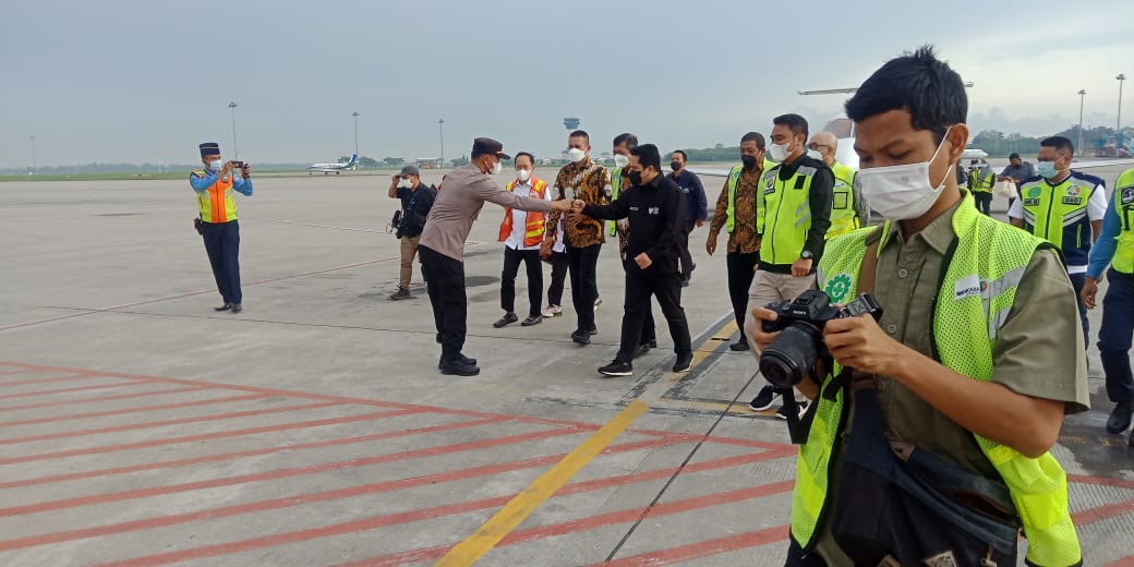 Personil Polresta Deli Serdang Sterilkan Area Bandara KNIA dalam Kunjungan Kerja Menteri BUMN