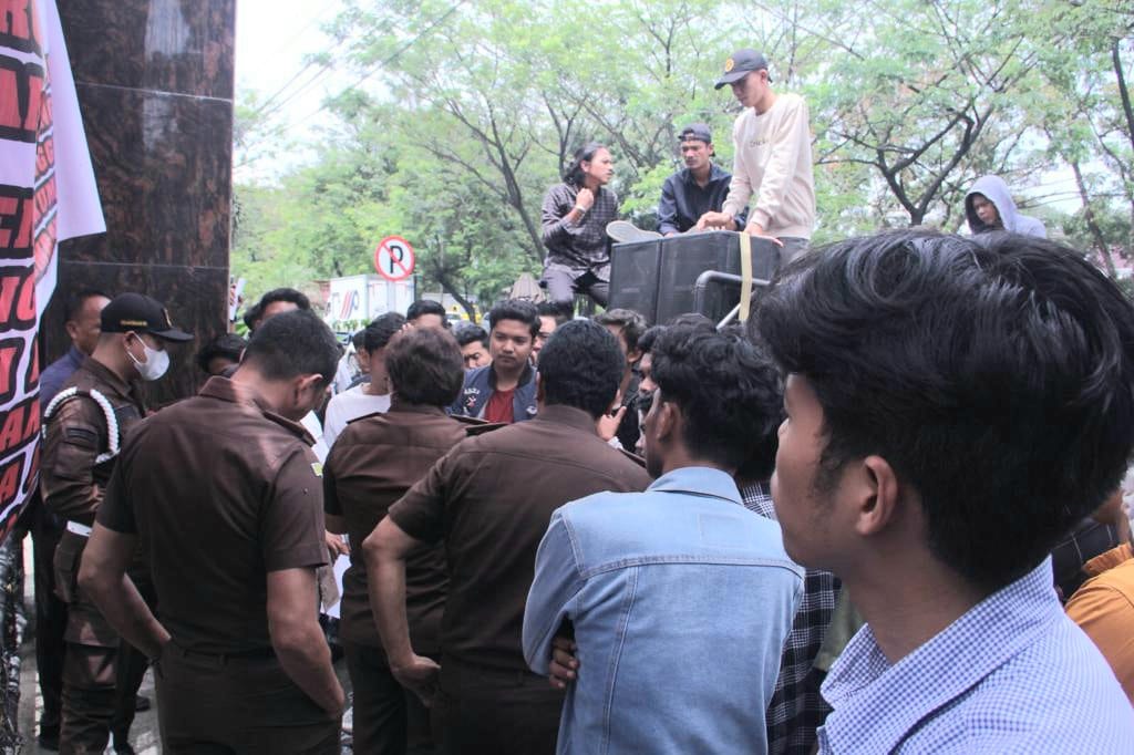 Puluhan Mahasiswa Laporkan Dugaan KKN di Biro Pengadaan Barang Jasa Pemprovsu ke Kejati Sumut