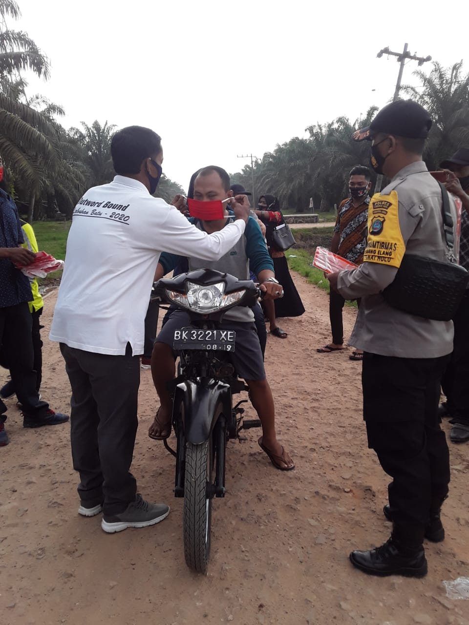 Pemerintahan Desa Perkebunan Ajamu Membagi-bagikan Masker untuk Masyarakat 