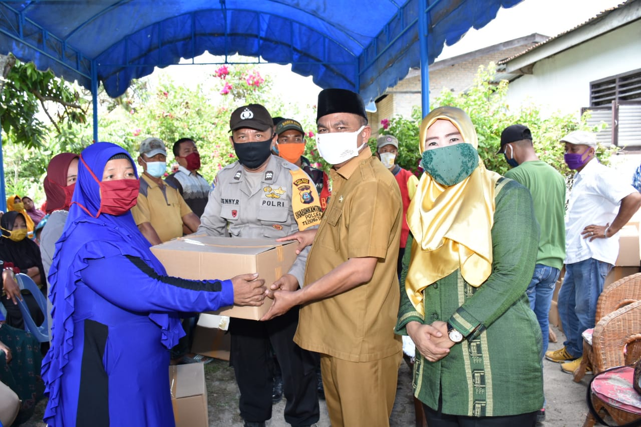 Wabup Sergai H Darma Wijaya Bagikan 100 Paket Sembako Desa Paya Lombang
