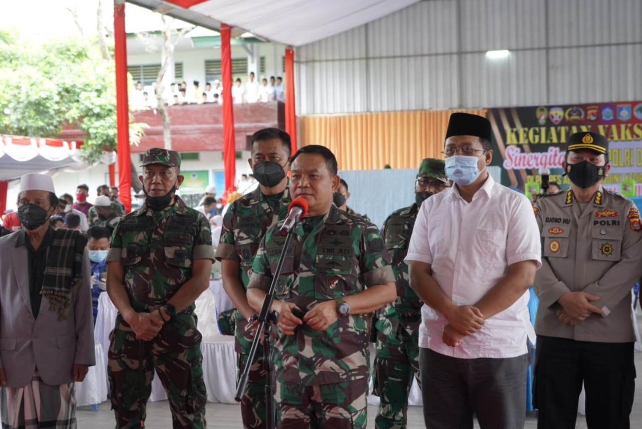 Pantau Vaksinasi di Lombok Barat, Kasad Jendral Dudung Kunjungi Ponpes Al-Islahuddiny