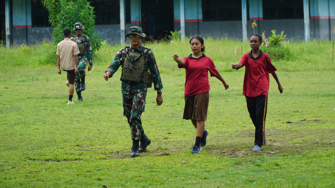 Latih Disiplin Sejak Dini, Satgas Yonif 131/BRS Latihkan PBB Bagi Siswa di Wilayah Perbatasan