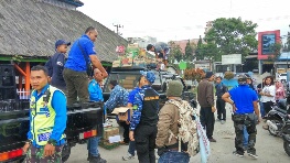 Satkom Wira Waskita Serahkan Bansos pada Warga Korban Sinabung