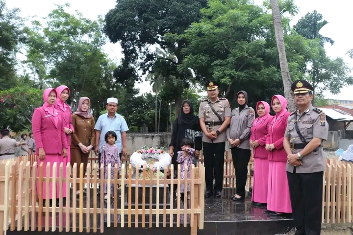 Dalam Rangka HUT Bhayangkara ke 77, Polres Madina Melaksanakan Ziarah dan Tabur Bunga
