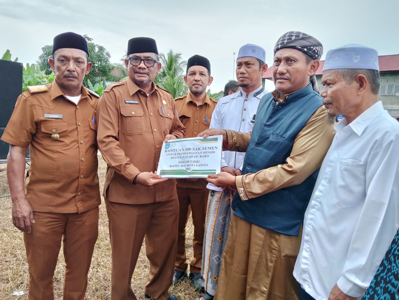 Baitul Mal Kota Langsa Bantu 100 Zak Semen Untuk Pembangunan Mesjid