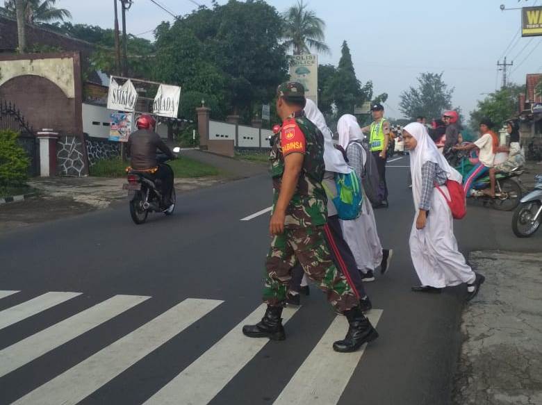 Babinsa Karang Kepoh Bantu Polri  Menyebrangankan Anak Sekolah
