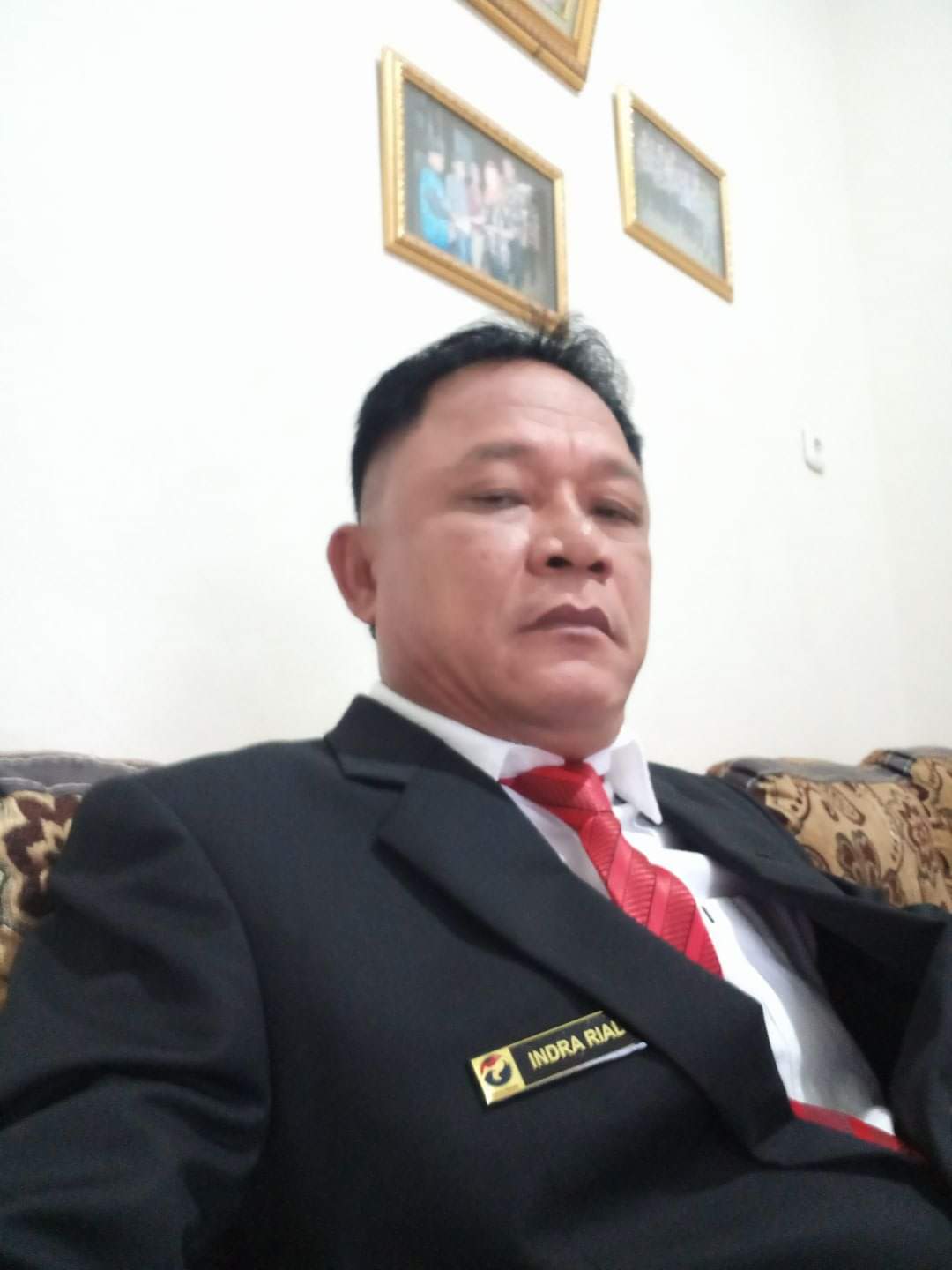 Ketua Fraksi Nasdem dan Perindo DI DPRD Labuhanbatu Membuang Microphon di Meja Sidang.