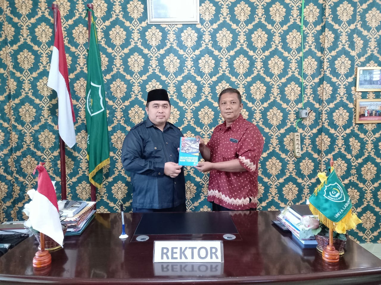 Buku Regulasi Ikan Terubuk tulisan Awaluddin M Siregar ST.SPd.MP diterima Rektor UNIVA Labuhanbatu
