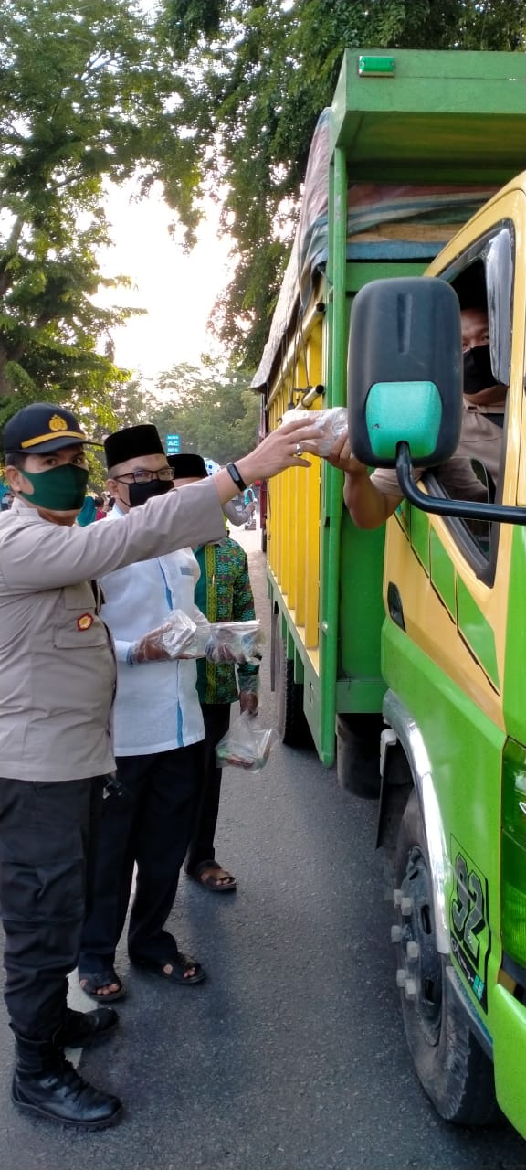 Bulan Suci Ramadhan, Polsek Perbaungan Bersama MUI Bagikan 1000 Takjil  