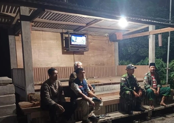 Patroli Malam Babinsa Ciptakan Rasa Aman, Warga Sambut Antusias