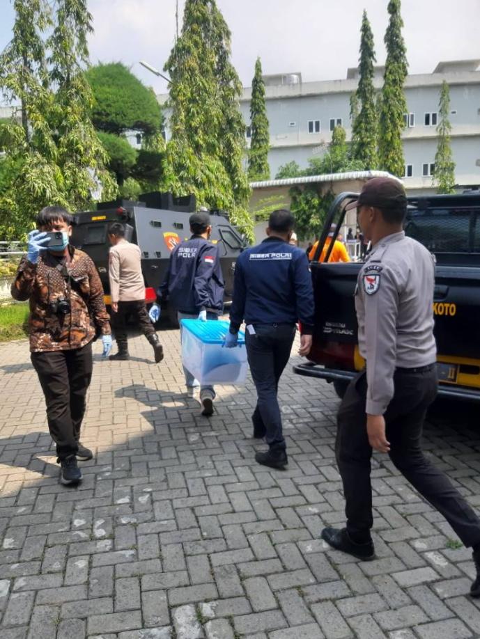 Petugas Bawa 2 Kotak Plastik,Polda Sumut Geledah Rumah Pemilik Judi Online di Kompleks Cemara Asri.