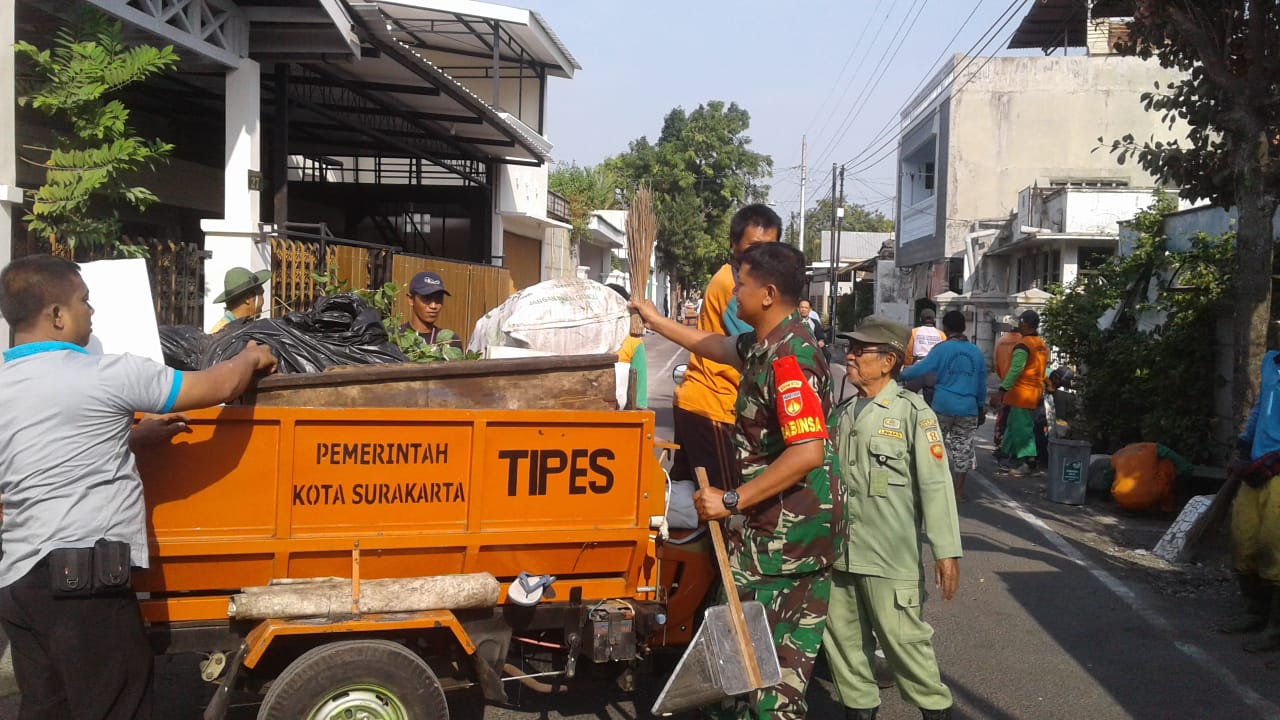 Begini Aksi BabinsaTipes Koramil Kodim 0735/Surakarta dalam Menjaga Kebersihan Lingkungan