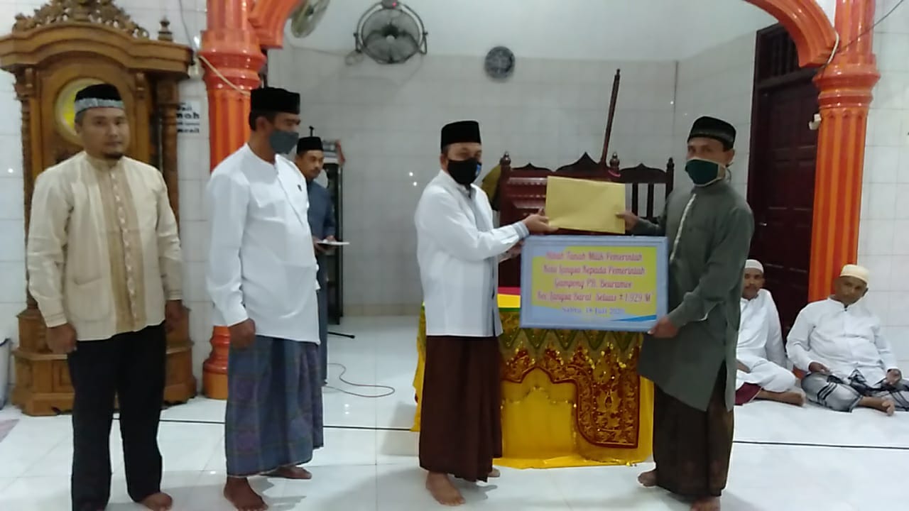 Wakil Walikota Langsa Marzuki Hamid Serahkan Sertifikat Tanah Hibah kepada Gampong Paya Bujok