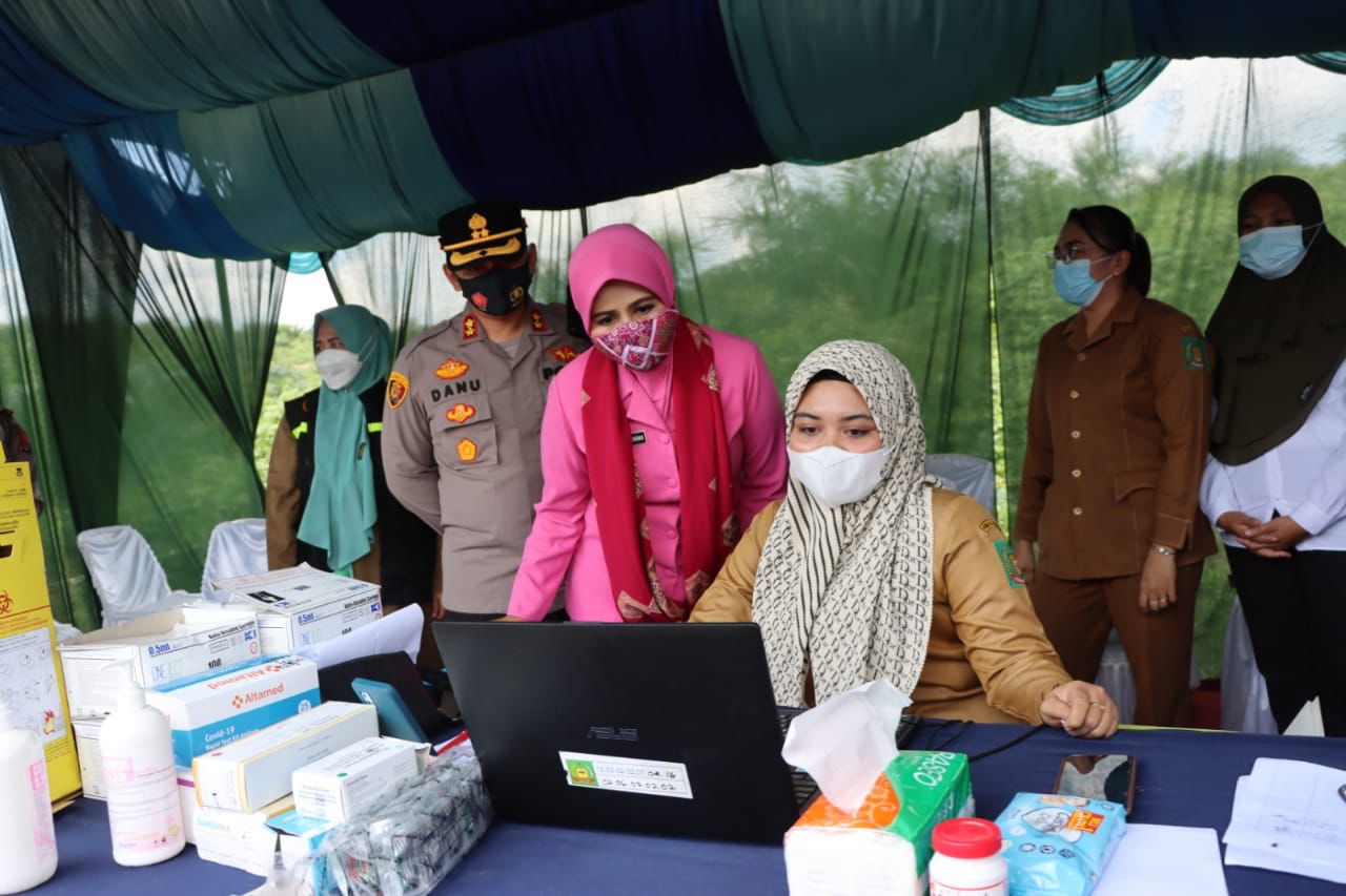 Kapolres bersama Ketua Bhayangkari Polres Langkat Cek Kesiapan Pos PAM Ops Lilin Toba dan Berikan Bi
